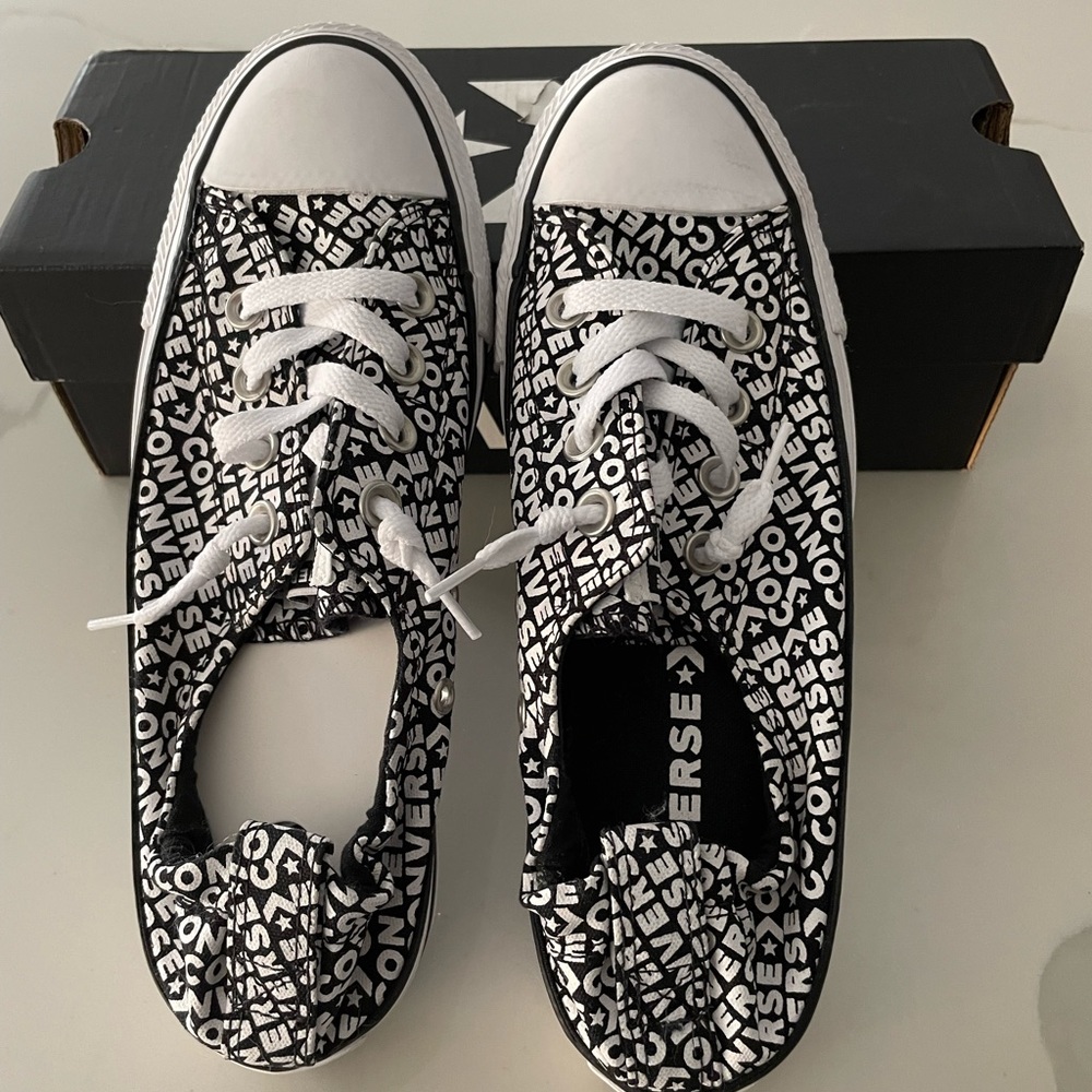 Brand New Women’s Converse Size 7.5US